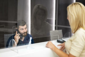 Recepčný zisťuje informáciu pre návštevníka