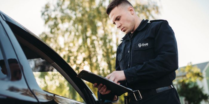 Strážnik kontroluje auto pred vstupom do chráneného areálu.